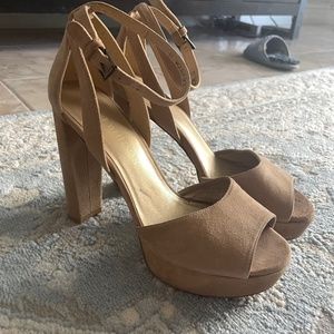 Ryder 95 Stuart Weizmann beige suede heels